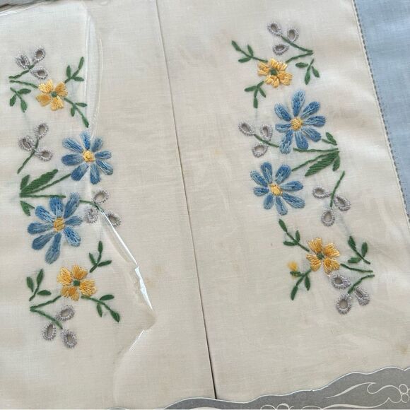 Vintage Floral Embroidered standard pillowcases 1923 Antique - Picture 3 of 8